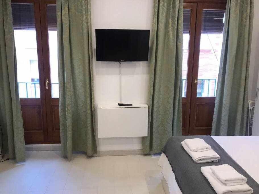 Un Genial Estudio En El Barrio Las Cortes Madrid Extérieur photo